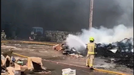 Trabajos de extinción del fuego en el Ecoparque de Villamediana