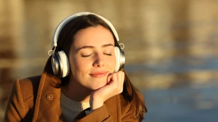Chica disfrutando de escuchar música