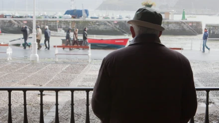 Anciano mirando al mar. Imagen de archivo