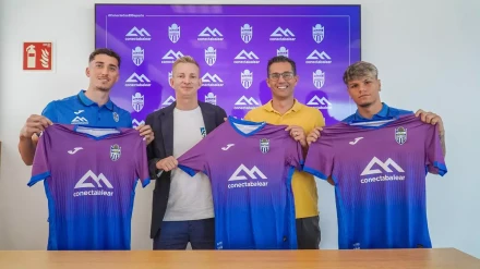 Axel Bejarano, primero a la derecha