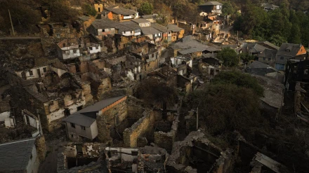 Casas quemadas en la aldea de San Vicente de arriba, en Vilamartín de Valdeorras