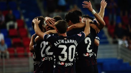 El Eibar golea al Granada y aprovecha otra expulsión rival