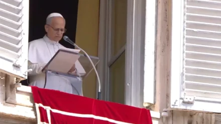 El Papa León XIV reza el Ángelus desde el balcón en la plaza de San Pedro, 24 de agosto