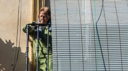Una jubilada en un balcón en Málaga