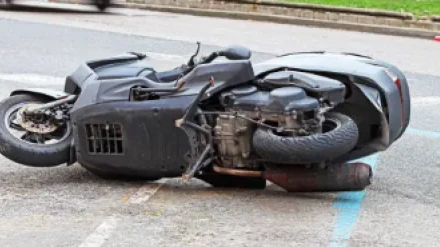 Moto tirada en el suelo