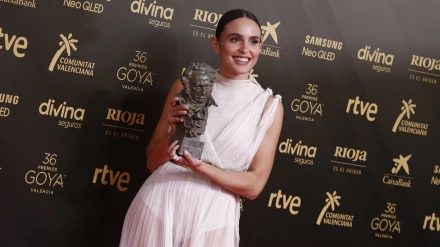 Verónica Echegui posa con el Goya a mejor corto en el photocall de la 36ª gala de los Premios Goya