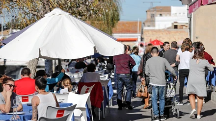 Varias personas pasean por las calles de El Palmar, Valencia