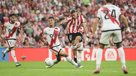 El delantero del Athletic Club Maroan Sannadi (c) dispara a puerta durante el encuentro correspondiente a la segunda jornada de LaLiga EA Sports disputado entre el Athletic Club y el Rayo Vallecano en San Mamés, este lunes. EFE/ Luis Tejido