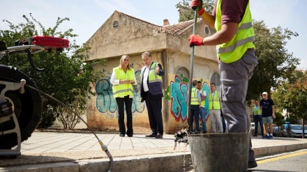La alcaldesa y presidenta de Emasagra, Marifrán Carazo, ha visitado el barrio de Bola de Oro