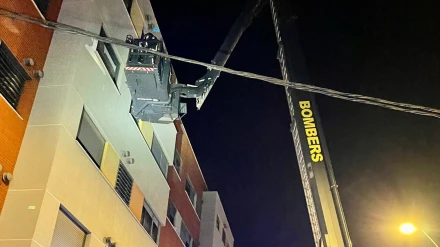 Bomberos rescatan a dos personas que estaba en la ventana de su piso en Almassora