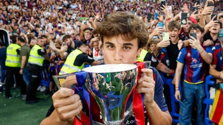 Carlos besa el trofeo de campeón de Segunda 24-25