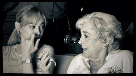 Marta Hazas con Carmen Maura blanco y negro