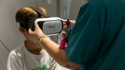Niño con gafas de realidad virtual en Urgencias Pediátricas del HUG