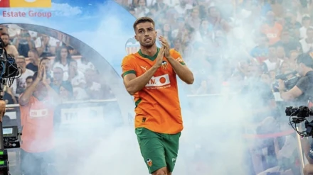 Alberto Marí, renueva y sale cedido