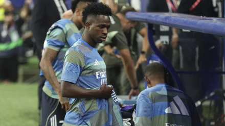 Vinicius Junior del Real Madrid CF observa durante el partido de fútbol de la Liga española, LaLiga EA Sports, disputado entre el Real Oviedo y el Real Madrid en el estadio Carlos Tartiere.