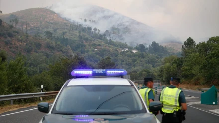 La Guardia Civil ve el avance del fuego en A Pobra de Brollón, Lugo