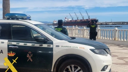 Agentes de la Guardia Civil en el Paseo Marítimo de Garrucha (Almería).GUARDIA CIVIL