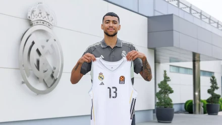 Izan Almansa posa con la camiseta del Real Madrid.