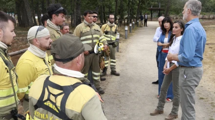 Los Reyes saludan en Zamora a los profesionales que luchan contra el fuego