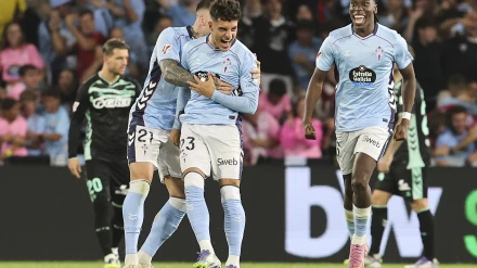 Hugo Álvarez festeja su tanto con dos compañeros