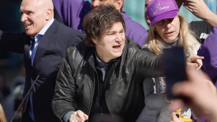 El presidente de Argentina, Javier Milei (c), reacciona durante un acto de campaña electoral este miércoles, en Lomas de Zamora (Argentina)