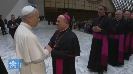 El Arzobispo de Santiago saluda al Papa León, en Roma