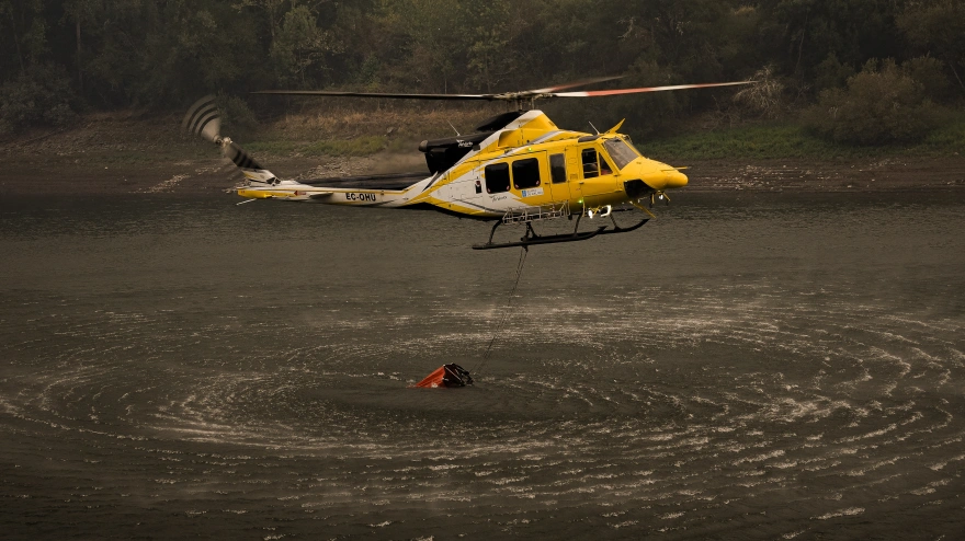 Un helicóptero capta agua en Galicia, durante la ola de incendios de agosto