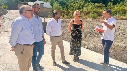Visita de la Junta, con el delegado del Gobierno andaluz en Granada, Antonio Granados, en el centro en la foto, junto al alcalde de Los Guájares, Antonio Mancilla, y del Ayuntamiento de este municipio a la zona del vado que se construye en su término