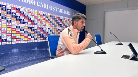 Paunovic en la sala de prensa del Tartiere