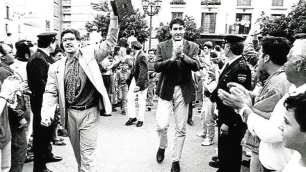 Juan Alemany aplaude a los aficionados que les vitorean después de ganar la Copa EHF con el Balonmano Alzira