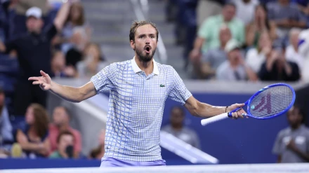 Daniil Medvedev (Rus) protesta durante su partido contra Bonzi.