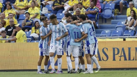 Los jugadores del Málaga se abrazan a Rafa que está siendo el goleador ahora.