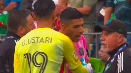 Luis Suárez se encara con un técnico de Seattle Sounders al que acabó escupiendo.