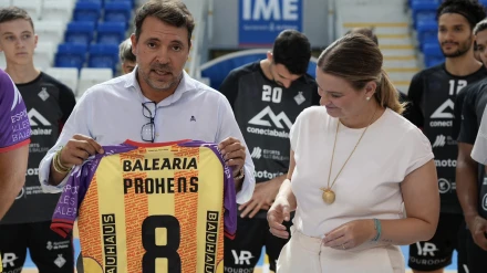 Marga Prohens recibe la camiseta personalizada de José Tirado