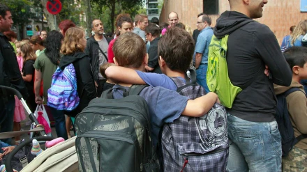 Alumnos del Colegio Joan Miró de Barcelona esperan a que abran las puertas de su centro