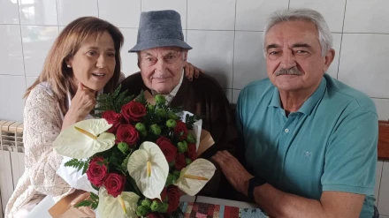 El nuevo centenario recibió la visita en su domicilio del alcalde, Manuel Lorenzo Varela, y la edila de Servicios Sociais