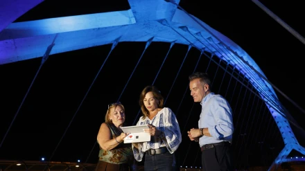 La alcaldesa ha sido la encargada de proceder al encendido de la nueva iluminación.