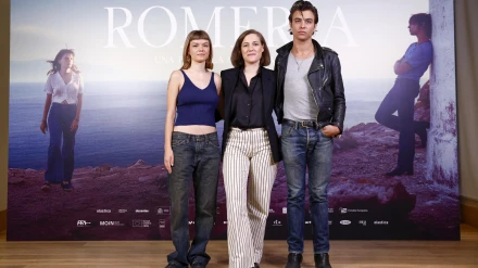 La directora de cine Carla Simón (c) posa junto a los actores Llúcia García (i) y Mitch (d) durante la presentación de la película 'Romería'