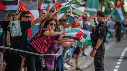 Manifestantes protestan contra el equipo Israel en la etapa con final en Zaragoza.