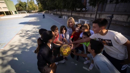 La alcaldesa de Granada, Marifrán Carazo, con escolares este miércoles
