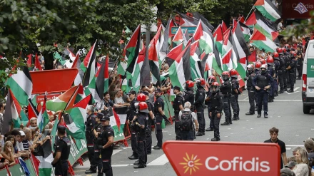 Decenas de Ertzaintzas vigilan la zona de meta para evitar incidentes de manifestantes pro Palestina.