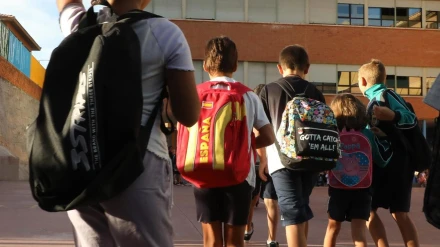 07/09/2022 Varios niños a su llegada al colegio CEIP Hernán Cortés durante el primer día de comienzo del curso escolar, a 7 de septiembre de 2022, en Madrid (España). El curso escolar 2022/2023 comienza este año con la implantación de la LOMLOE en los cursos impares y con la aplicación de la bajada de ratios de alumnos en las aulas de la región, que se implantará de manera progresiva durante los próximos años desde Educación Infantil. De esta manera, durante este curso académico se reduce el número de alumnos a 20 por clase en el segundo ciclo de Infantil (4 años). El curso también está marcado por el fin de las medidas contra el Covid-19. En el caso de la educación pública madrileña, los niños de Infantil y Primaria vuelven hoy a las aulas mientras que en la ESO, Bachillerato y FP, empiezan mañana, 8 de septiembre.SOCIEDAD Marta Fernández Jara - Europa Press