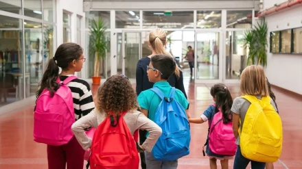 Niños entrando al colegio.