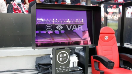 Imagen del monitor VAR en un partido en el estadio del Rayo Vallecano.
