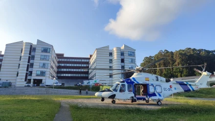 El helicóptero Pesca 2 en las proximidades del Hospital Naval de Ferrol