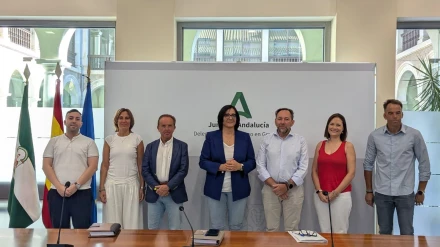 La delegada de Desarrollo Educativo, María José Martín, en el centro en la imagen con el equipo de FP