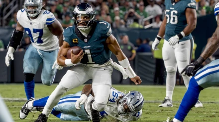 Jalen Hurts convirtió 2 TD para dar la victoria a los Eagles en el primer partido de la temporada.