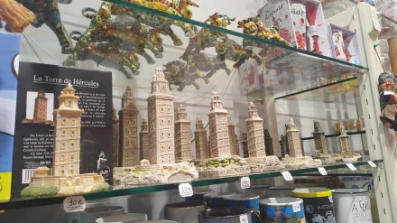 Souvenirs en la tienda de Tino, de A Coruña