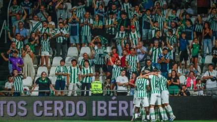 Los jugadores del Córdoba celebra uno de los goles ante el Castellón