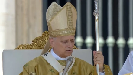 El Papa León XIV, con la mitra y el báculo, canoniza a Pier Giorgio Frassati y Carlo Acutis pasando a ser santos de la Iglesia Católica